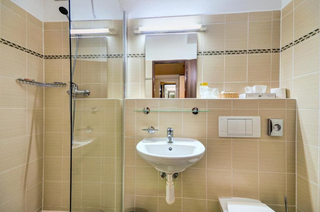 Standard Double or Twin Room room - Image 3
