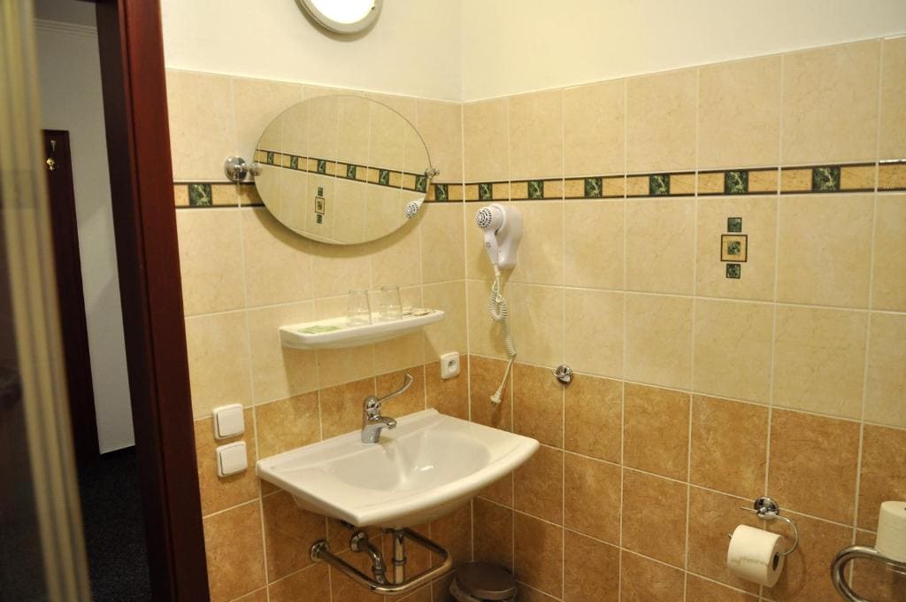 Twin Room - Disability Access room - Image 3