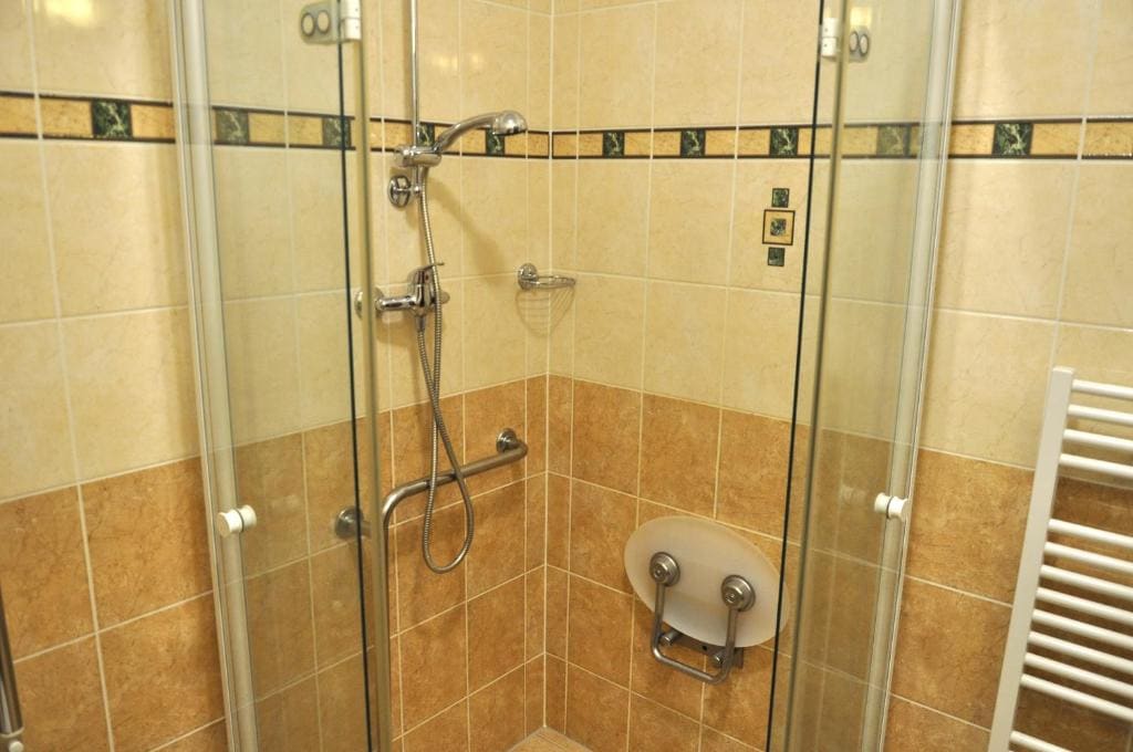 Twin Room - Disability Access room - Image 2