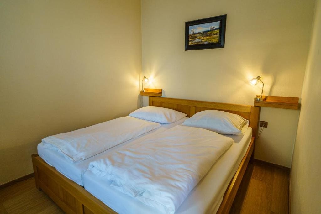 Standard Single Room with Shower room - Image 3