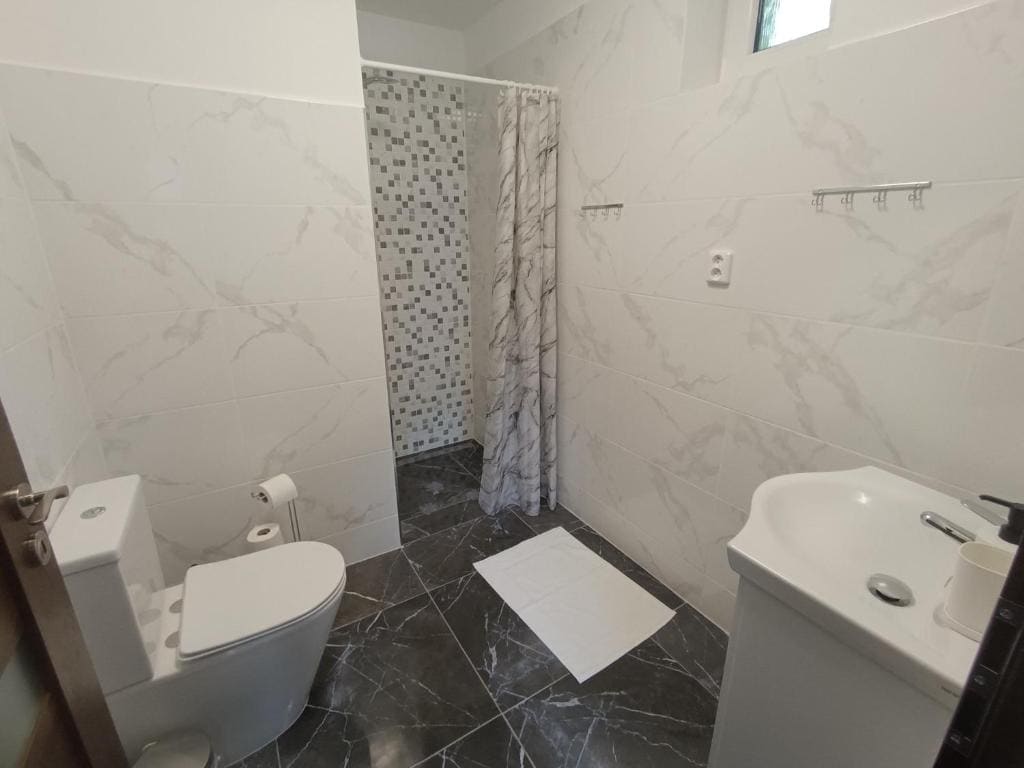 Quadruple Room with Private Bathroom room - Image 1