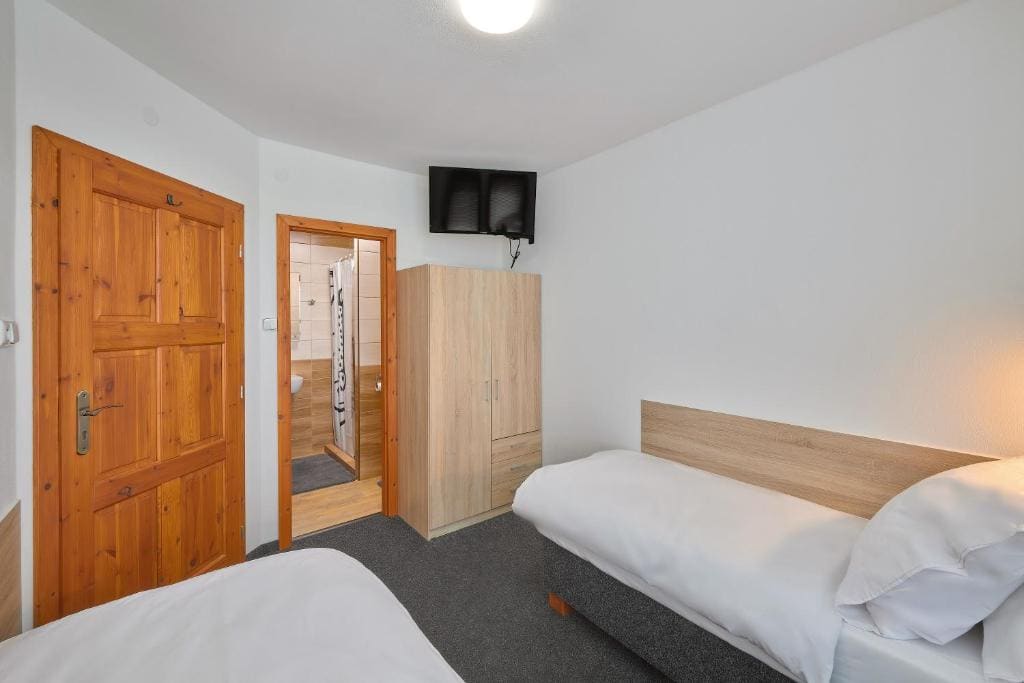 Double or Twin Room with Bathroom room - Image 3