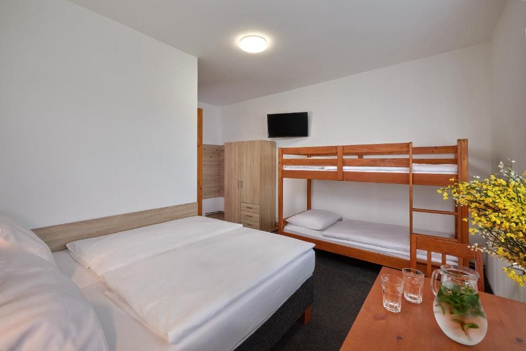 Quadruple Room with Private Bathroom room - Image 2