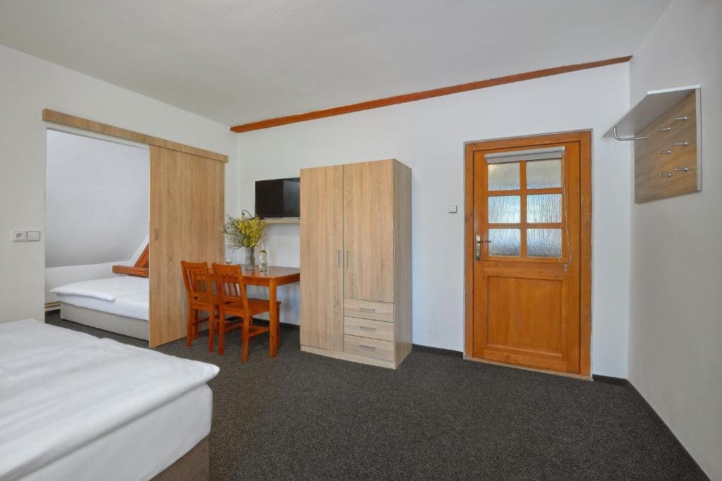 Standard Family Room room - Image 3