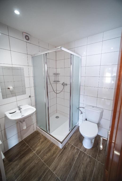 Quadruple Room with Private Bathroom room - Image 3