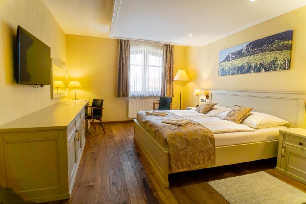 Double Room with Private Bathroom room - Image 2