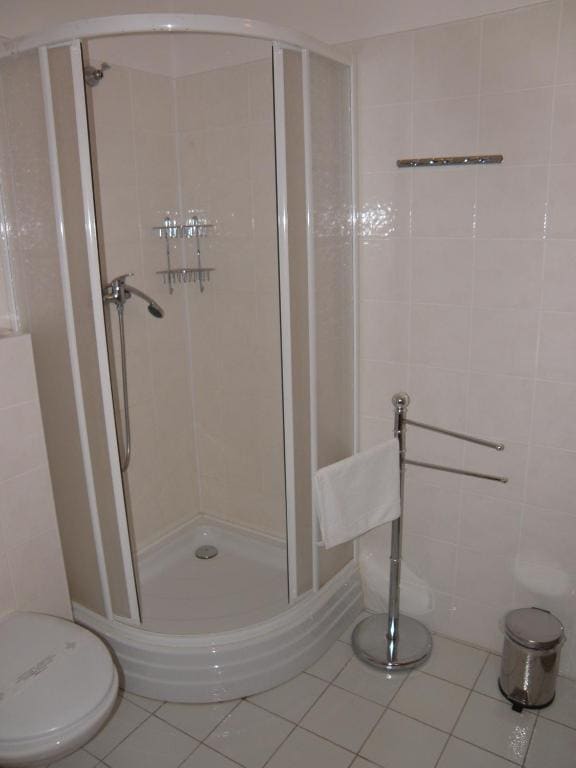 Single Room with Shared Bathroom room - Image 3