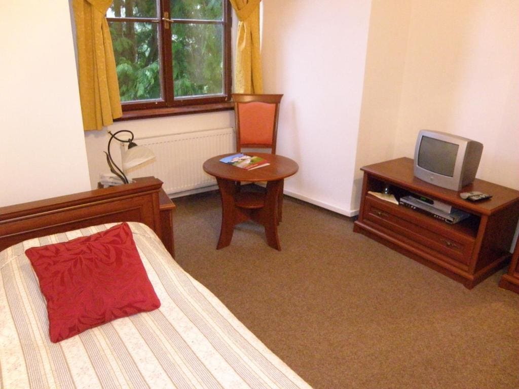 Single Room with Shared Bathroom room - Image 2
