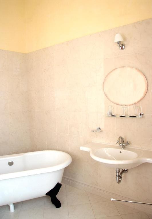 Standard Triple Room room - Image 2