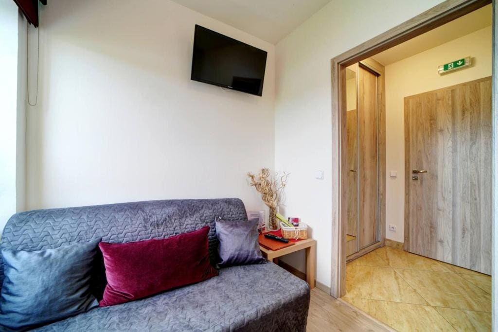 Deluxe Double Room with Shower room - Image 3