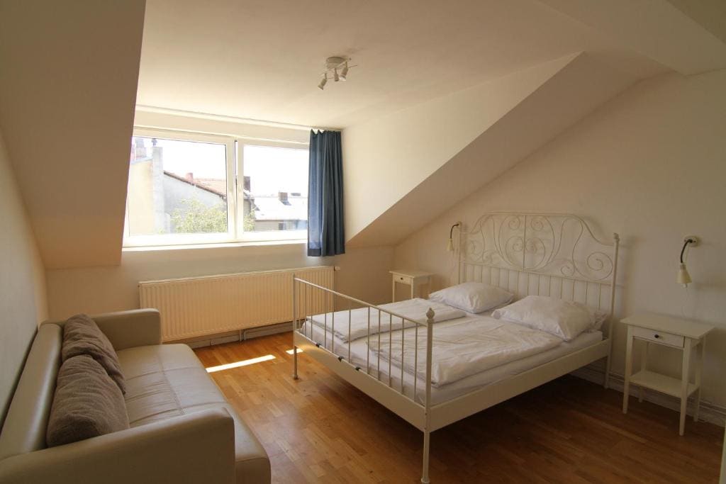 Double Room with Shared Bathroom room - Image 2