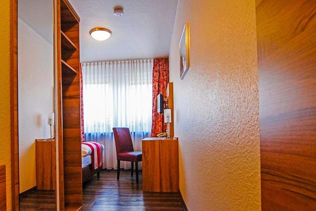 Small Single Room room - Image 1