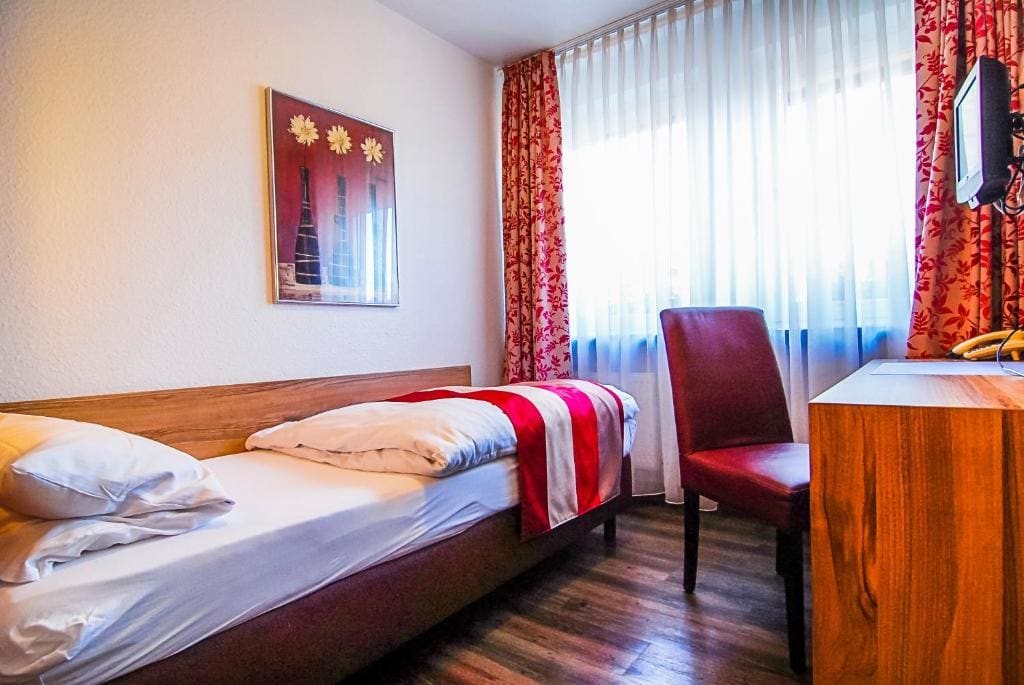 Small Single Room room - Image 2