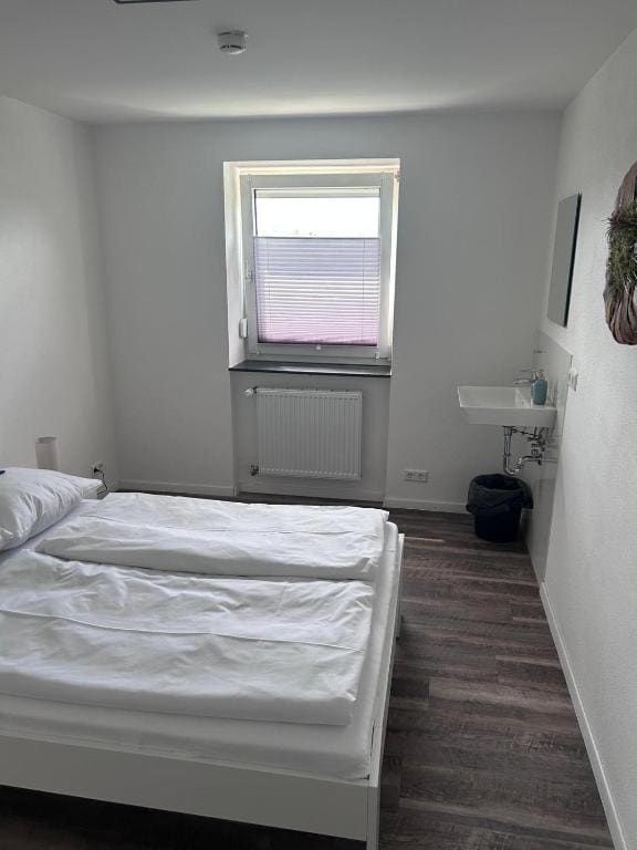 Family Room with Shared Bathroom room - Image 3