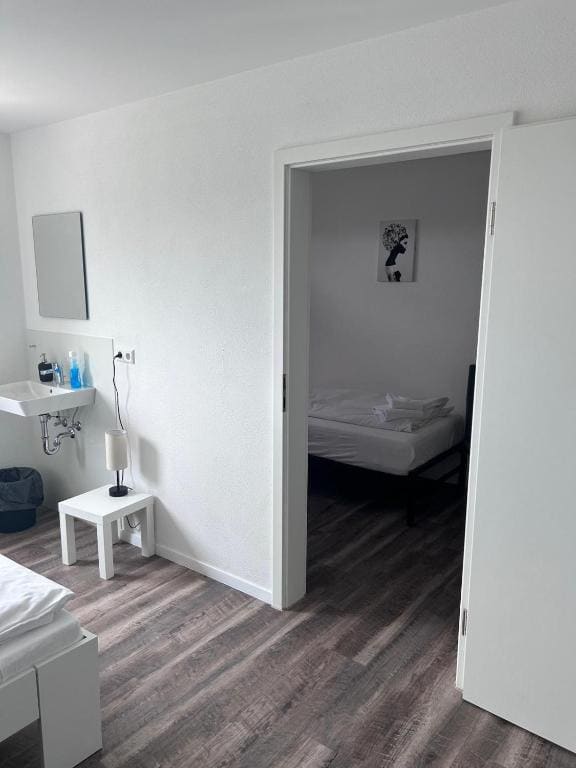 Family Room with Shared Bathroom room - Image 2