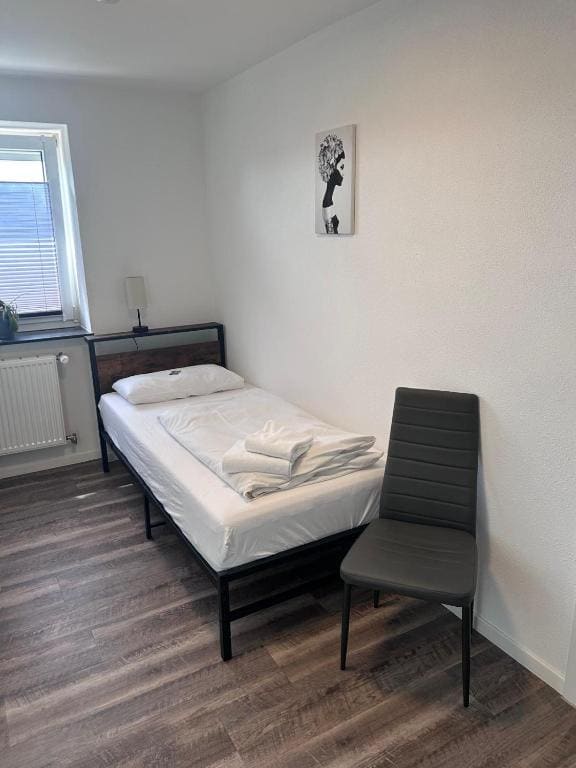 Single Room with Shared Bathroom room - Image 1