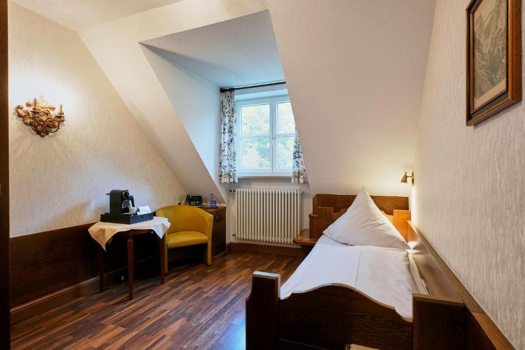 Single Room with Mountain View room - Image 1