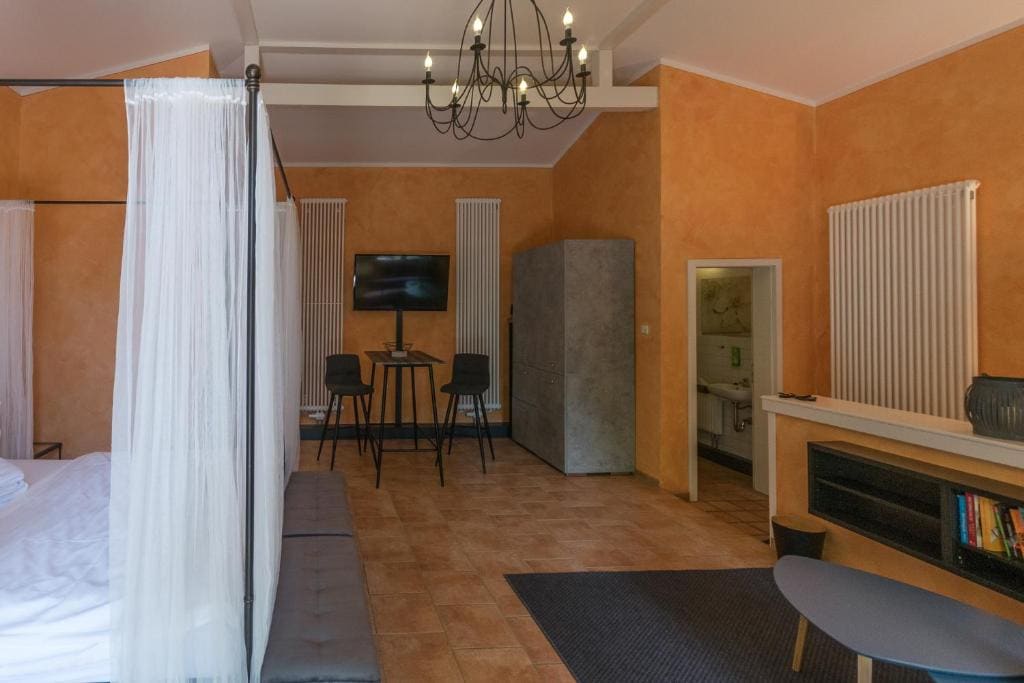 One-Bedroom Apartment - Annex room - Image 1
