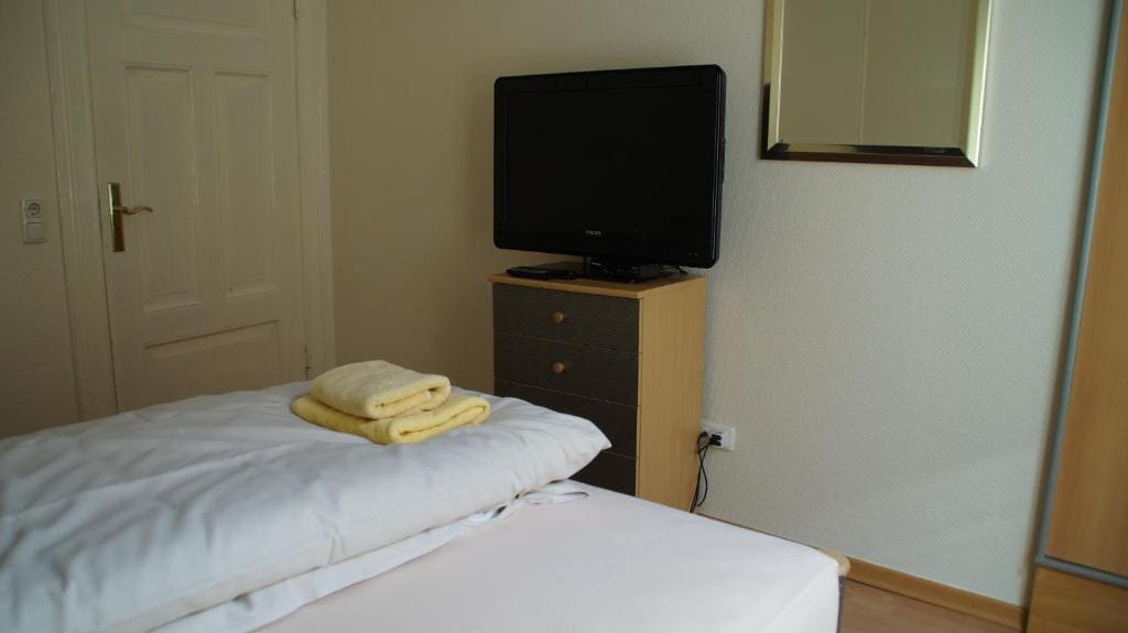 Single Room with Private Bathroom room - Image 3