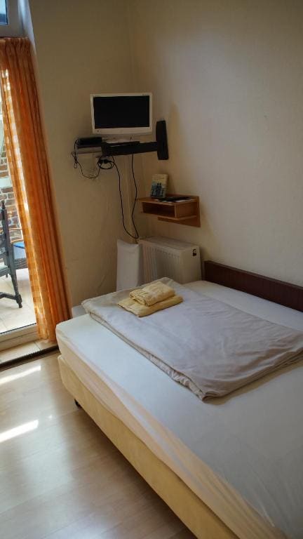Single Room with Private Bathroom room - Image 1