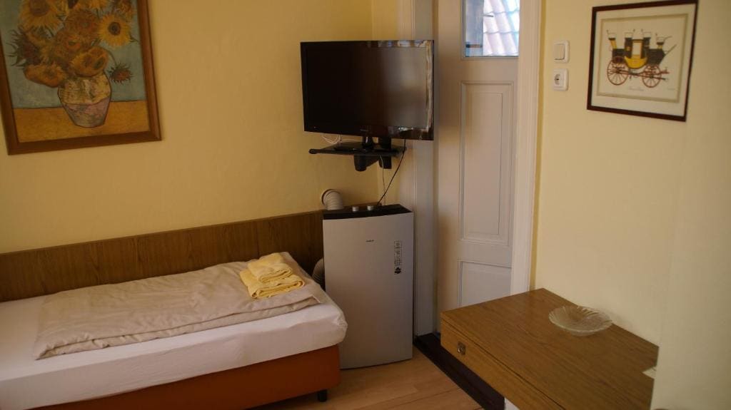 Twin Room with Private Bathroom room - Image 3