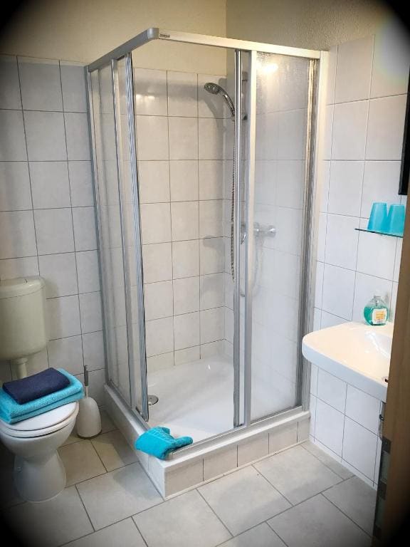 Single Room with Bathroom room - Image 1
