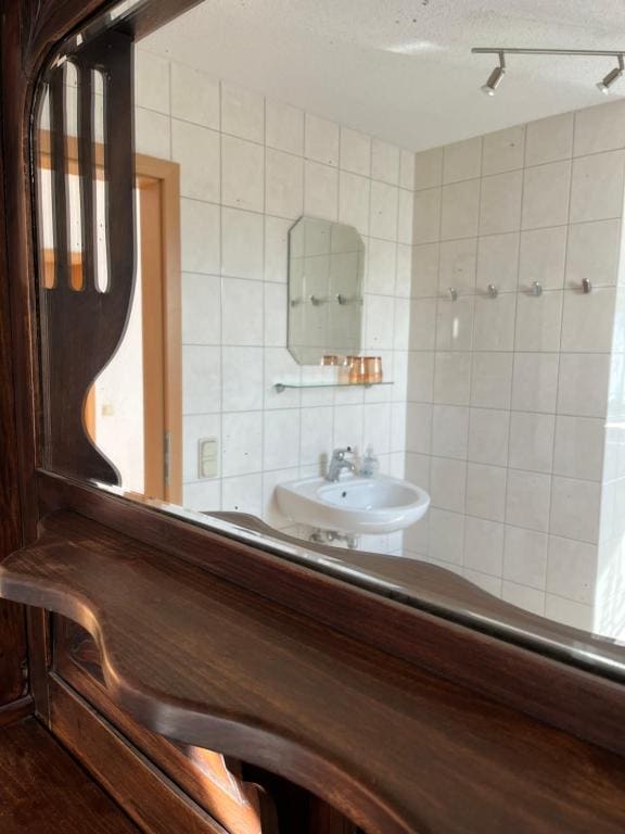 Single Room with Bathroom room - Image 3