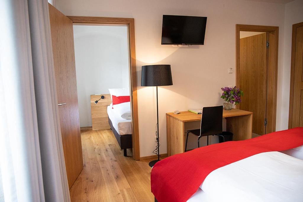 Deluxe Family Room room - Image 1