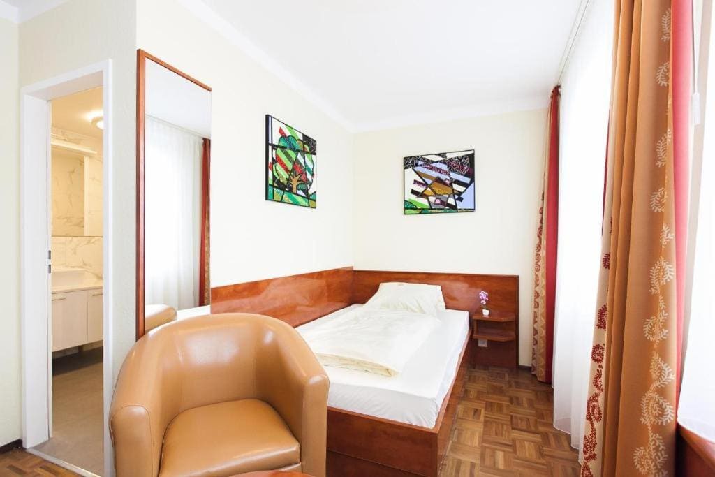 Single Room with Shower room - Image 3