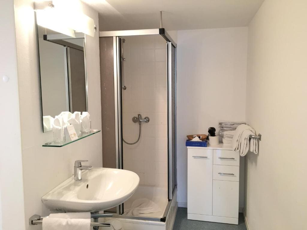 Standard Triple Room room - Image 3