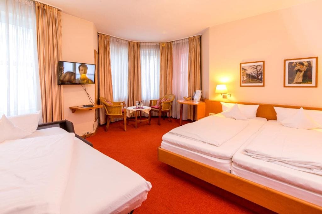 Comfort Quadruple Room room - Image 2