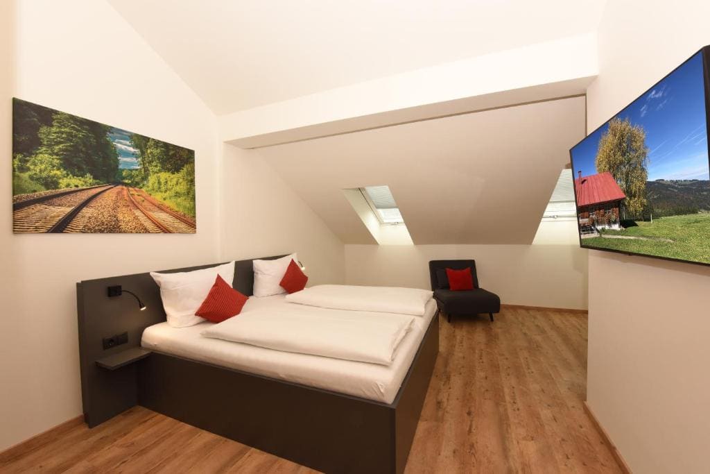 Family Room room - Image 3