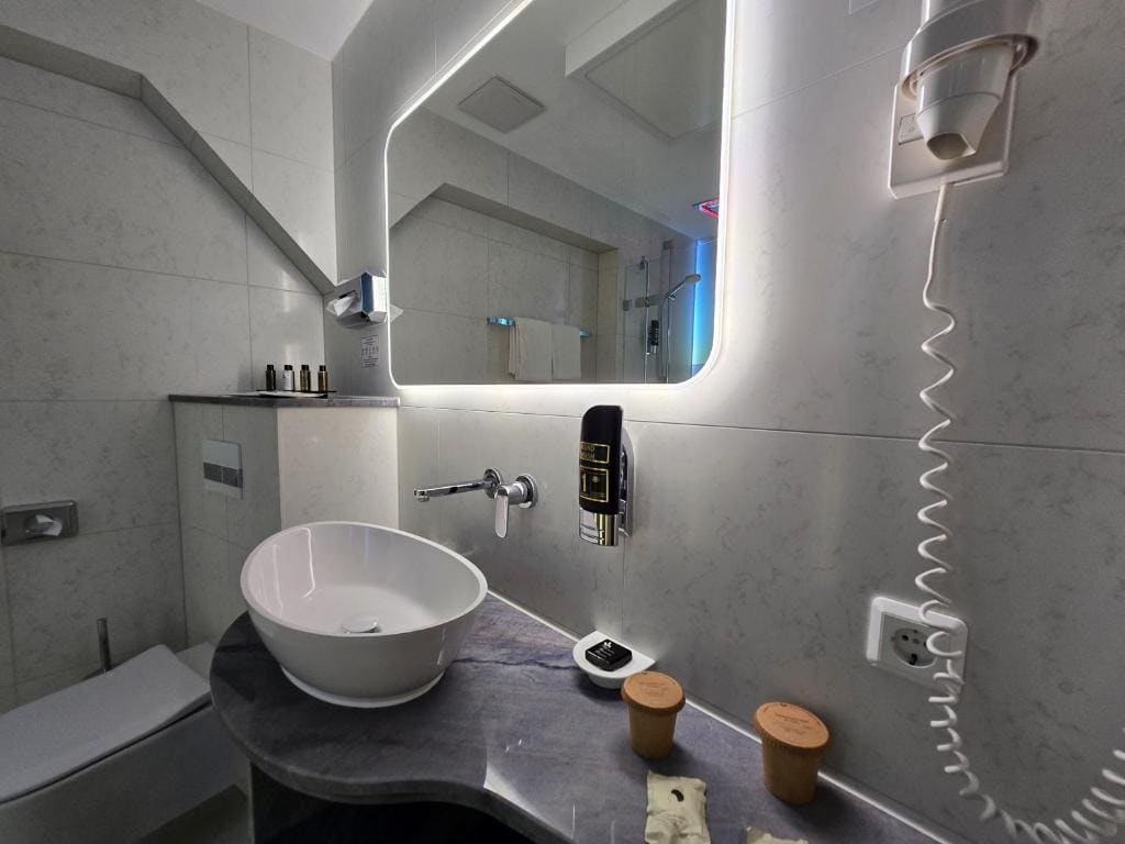 Deluxe Double Room with Shower room - Image 2