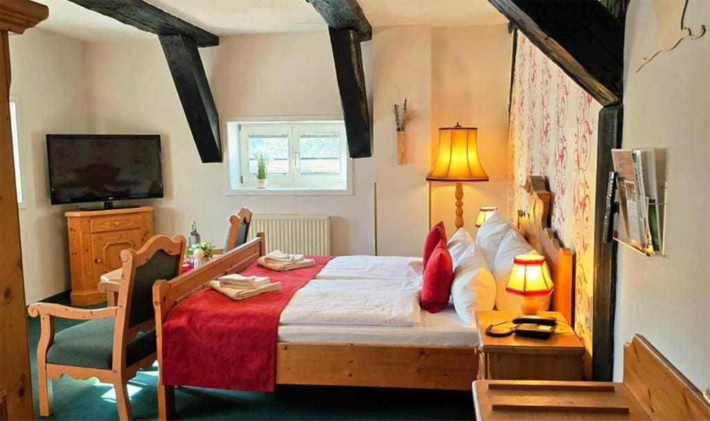 Deluxe Double Room with Shower room - Image 3