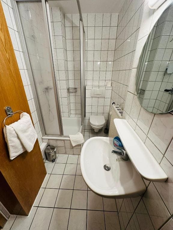 Single Room with Shower room - Image 2