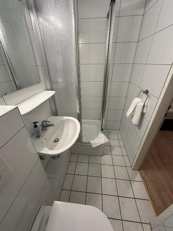 Single Room with Shower room - Image 3