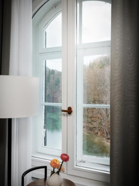 Deluxe Room with Lake View - Alpenrose room - Image 3