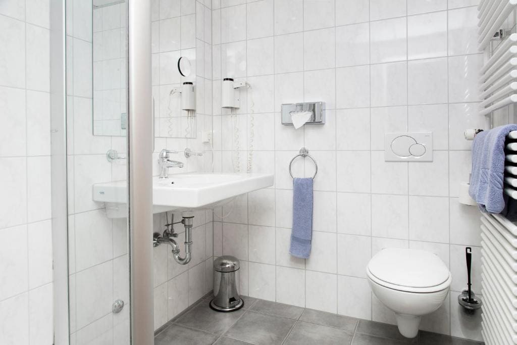 Single Room with Private Bathroom room - Image 3