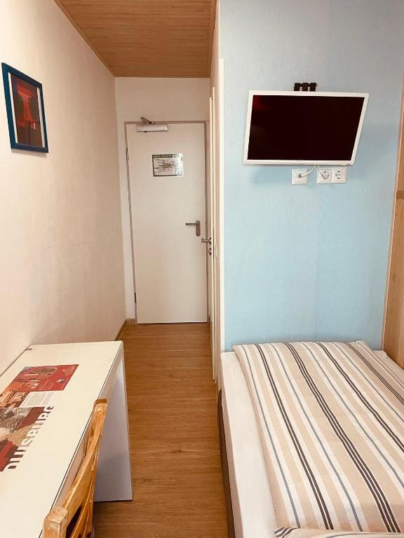 Single Room with Private External Bathroom room - Image 2