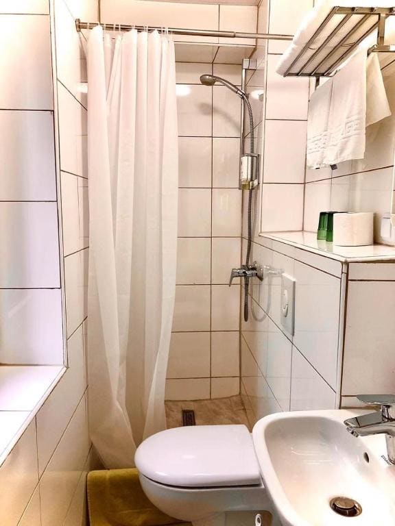 Single Room with Bathroom room - Image 3