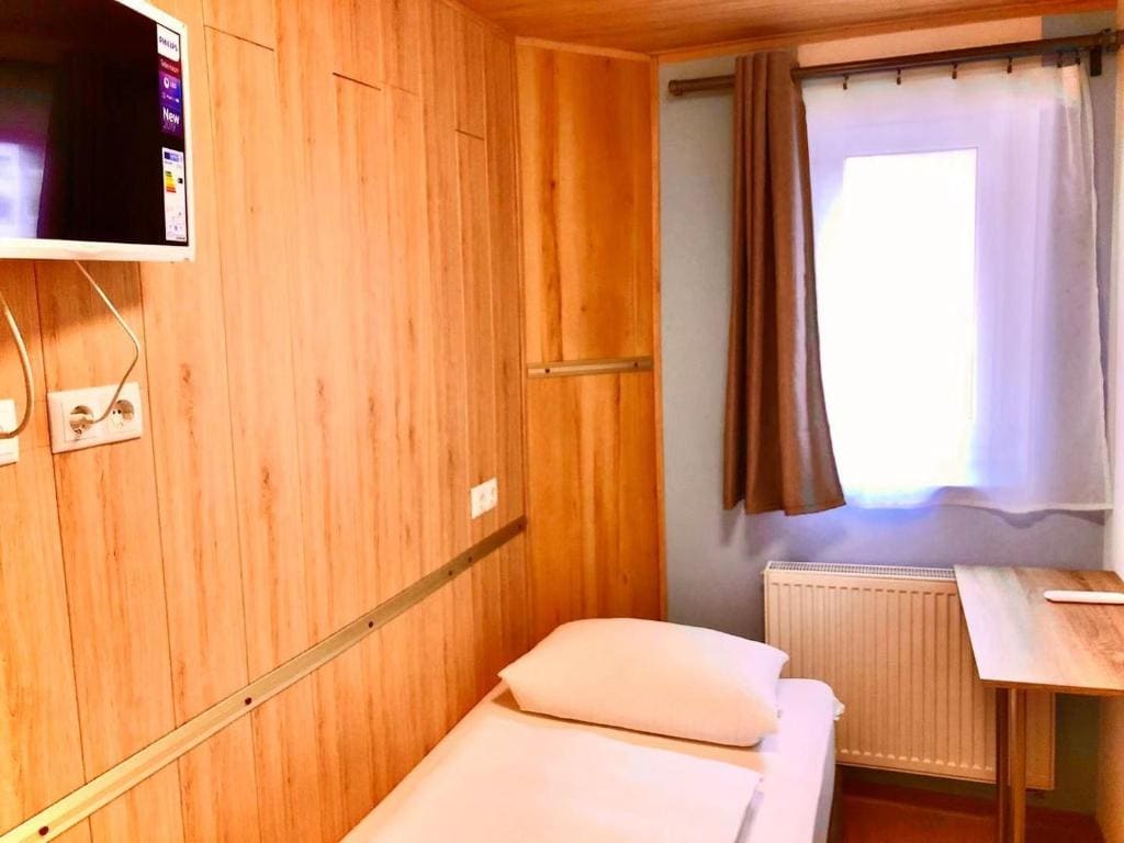 Single Room with Bathroom room - Image 1