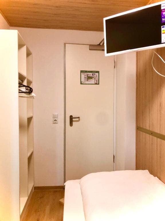 Single Room with Bathroom room - Image 2