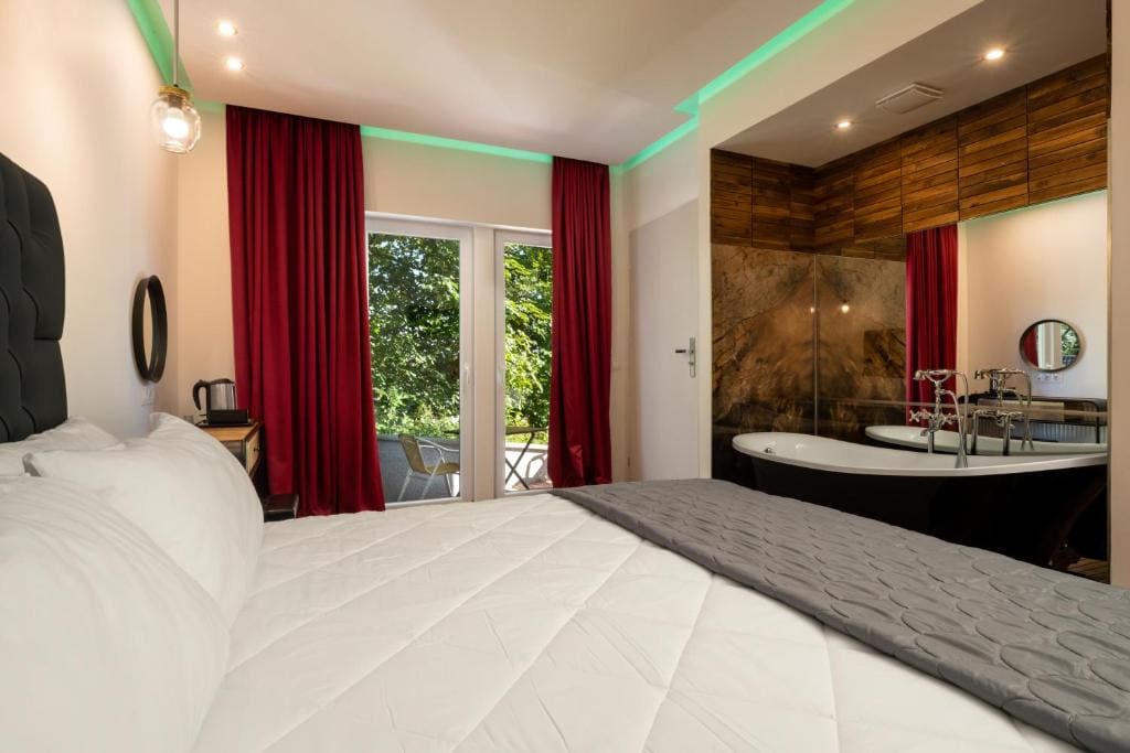 Attic Double Room with Jacuzzi in the Bathroom room - Image 2