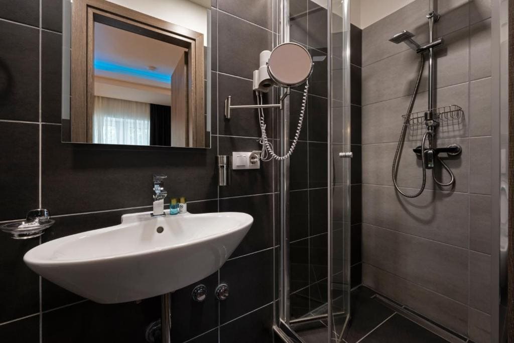 Standard Triple Room room - Image 2