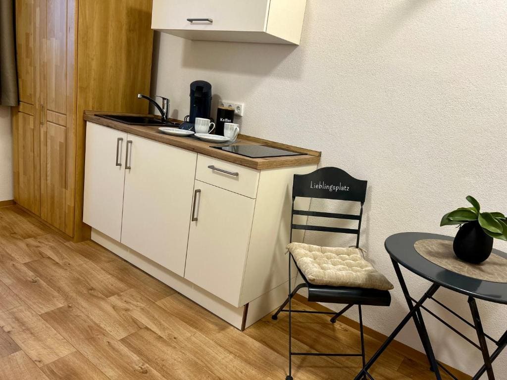 Deluxe Double Room with Shower room - Image 2