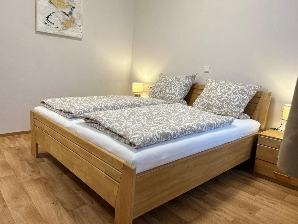 Deluxe Double Room with Shower room - Image 3