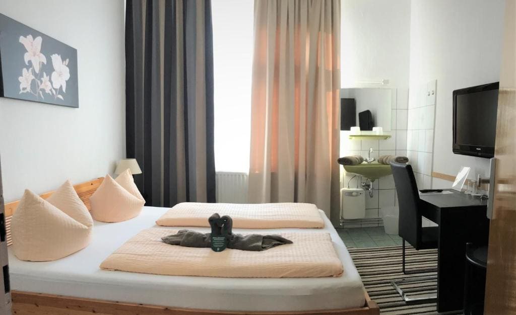 Double Room with Private External Bathroom room - Image 1