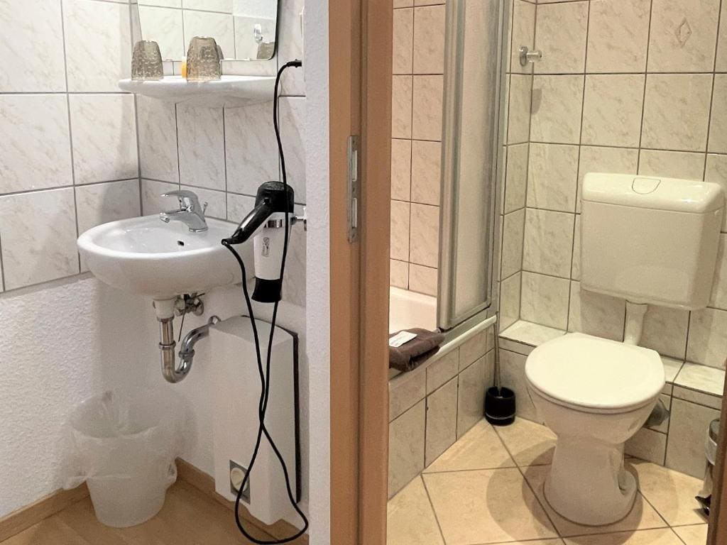 Double Room with Private Bathroom room - Image 3