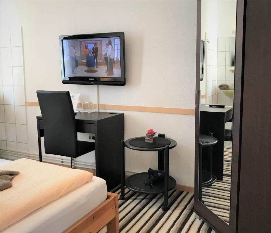 Double Room with Private External Bathroom room - Image 3