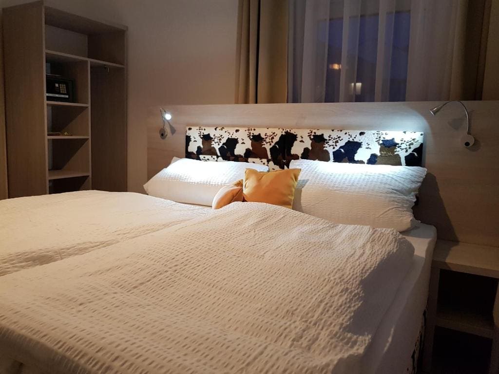 Deluxe Double Room with Balcony room - Image 3